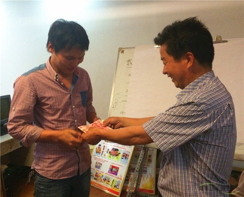河南印刷廠六月啟動大會當場兌現承諾現金獎勵